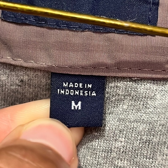 GAP Women’s Gray Thermal Vest Size M with Zip Pockets Outdoor Hiking Core Winter - Picture 3 of 8